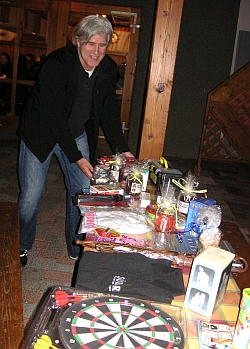 Der Sieger des Blasrohrbewerbes nahm seinen Preis entgegen. Der Sieger des Blasrohrbewerbes nahm seinen Preis entgegen.