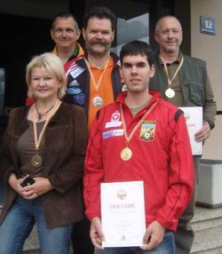Das Bild zeigt den Landessportleiter und alle Medaillenränge im Bewerb Standardpistole. Das Bild zeigt den Landessportleiter und alle Medaillenränge im Bewerb Standardpistole. Das Bild zeigt den Landessportleiter und alle Medaillenränge im Bewerb Standardpistole. Das Bild zeigt den Landessportleiter und alle Medaillenränge im Bewerb Standardpistole.
