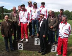 Mannschaft 1.  3. Platz von links nach rechts: Strasser, Eisenhuber, Roithmayr R., Keimelmayr, Hufnagl, Roithmayr M., Straub, Schmoranz, Jilch, vorne Wituschek, Baumberger,  Ing. Leibetseder Mannschaft 1.  3. Platz von links nach rechts: Strasser, Eisenhuber, Roithmayr R., Keimelmayr, Hufnagl, Roithmayr M., Straub, Schmoranz, Jilch, vorne Wituschek, Baumberger,  Ing. Leibetseder