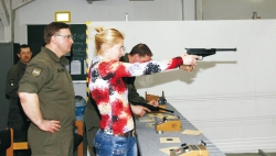 Hptm KUMNIG ist bemüht, selbst einer, mit dem Schießen völlig unvertrauten Teilnehmerin unseren schönen Sport schmackhaft zu machen.