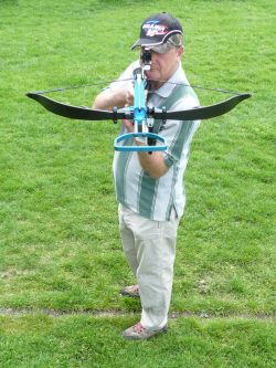 Chris Aston mit der Standard-Armbrust