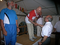 Gratulation durch Christopher Aston