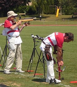 Doppelweltmeister in Aktion mit seinem Landessportleiter Jürgen Rieder (re.)