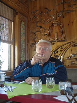 Günther Tomenendal genießt im Speisewagen die Innenausstattung und die Aussicht auf Sibirien