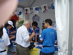 Günther Tomenendal erläutert den aufmerksam lauschenden Volunteers ganz lebhaft unsere Probleme  Wo liegt das Hotel, wie kommen wir hin?