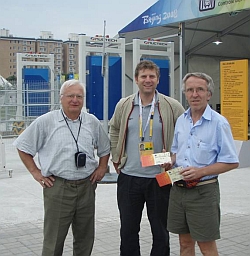 Günther Tomenendal, ÖSB-Generalsekretär Florian Neururer und Hannes Rainer freuen sich über die begehrten Tickets.