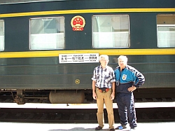 Hannes Rainer und Güther Tomenendal vor einem Waggon der legendären Transsibirischen Eisenbahn.