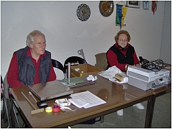 Dr. Max Ott und Gattin Elisabeth notieren die Namen der Teilnehmer.