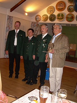 Ehrenmitglied Willi Leitner mit seinem originalen Wolpertinger