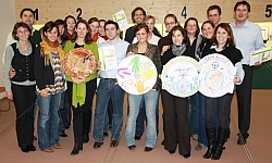 Die internationalen TeilnehmerInnen mit Sylvia und Gottfried Joham