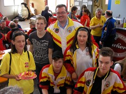 Die Mannschafts-Medaillengewinner samt Betreuern des SV zu Klagenfurt, feierten das Edelmetall mit einer selbstgebackenen Torte.