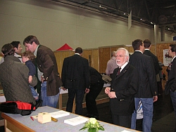 Horst Judtmann inmitten des Besucherandranges