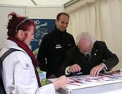 Thomas Farnik und Bundesschützenmeister Ing. Horst Judtmann am Stand der Sportschützen Thomas Farnik und Bundesschützenmeister Ing. Horst Judtmann am Stand der Sportschützen