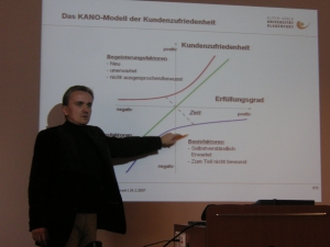 Dr. Gernot Mödritscher erklärt das KANO-Modell der Kundenzufriedenheit